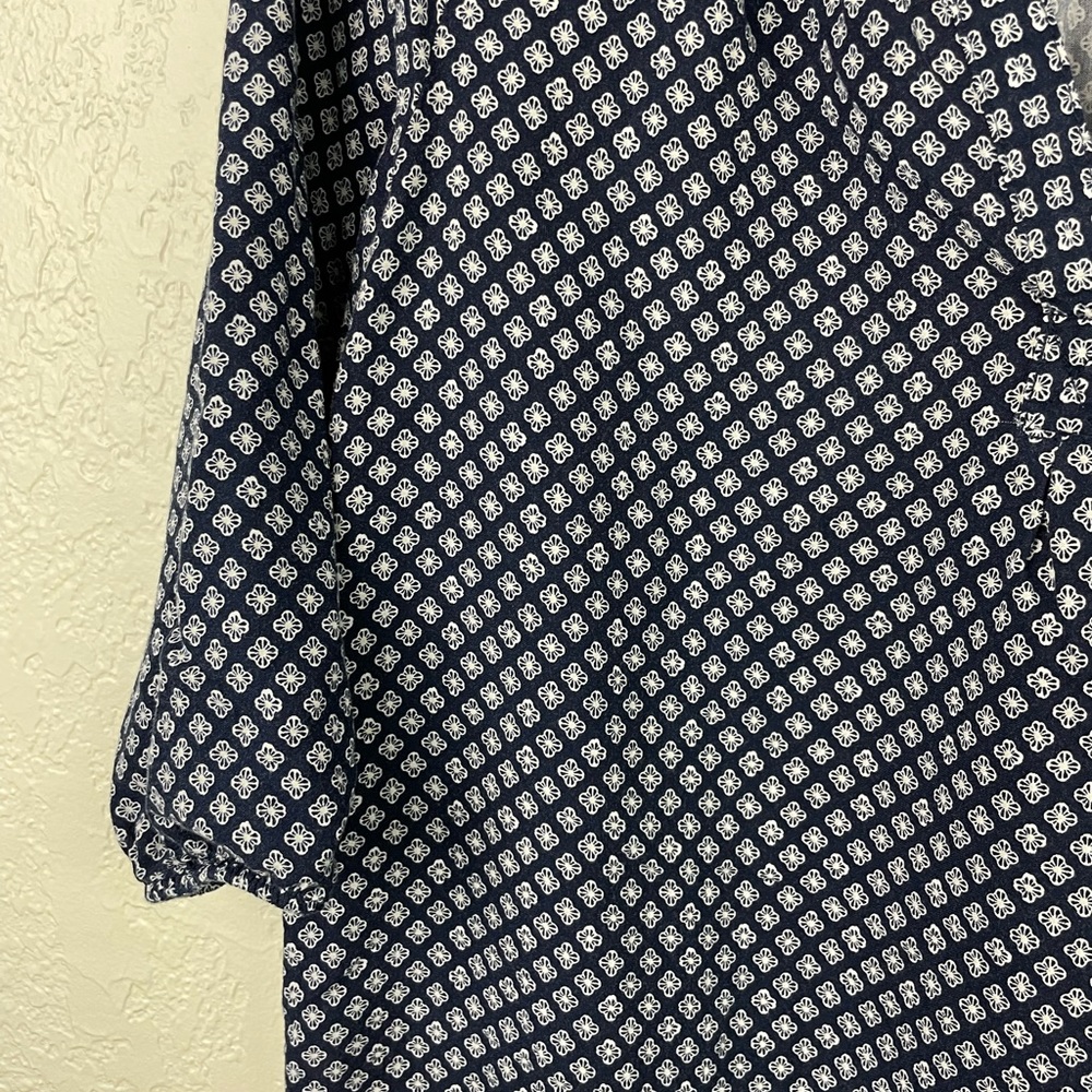 Sonoma lifestyle navy flowers v neck 3/4 sleeves blouse - Picture 2 of 6